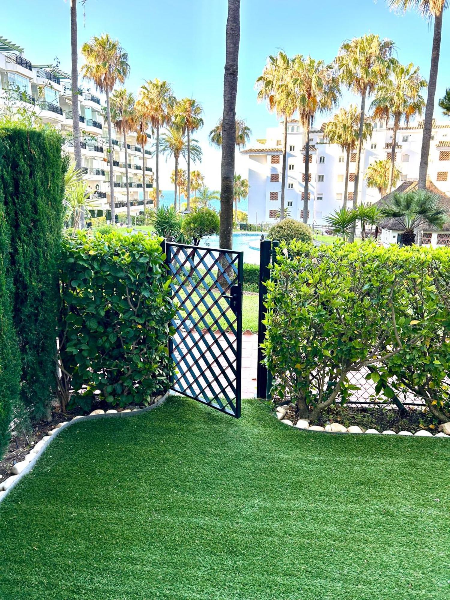 Mi Capricho, Beachfront, Grownfloor, Private Garden & Terrace Sitio de Calahonda Exterior photo